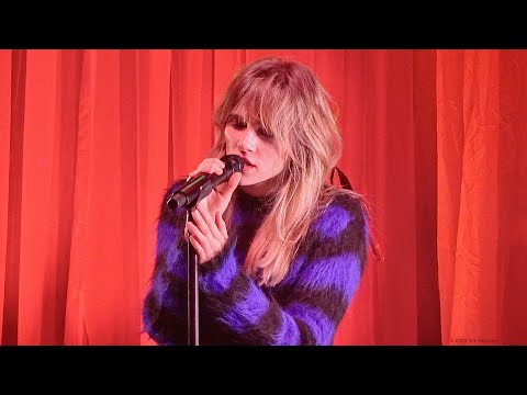 Suki Waterhouse, Put Me Through It (live), San Francisco, January 11, 2023 (4K)