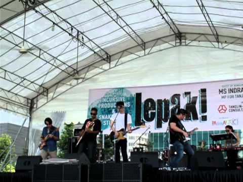 Berlitz - Sooyoung Park (Seam) with In Each Hand A Cutlass