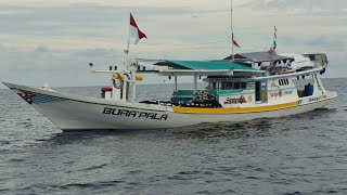 Download lagu KM Burapala Helps Pull Nets and Load Fish Caught by Other Fishermen mp3