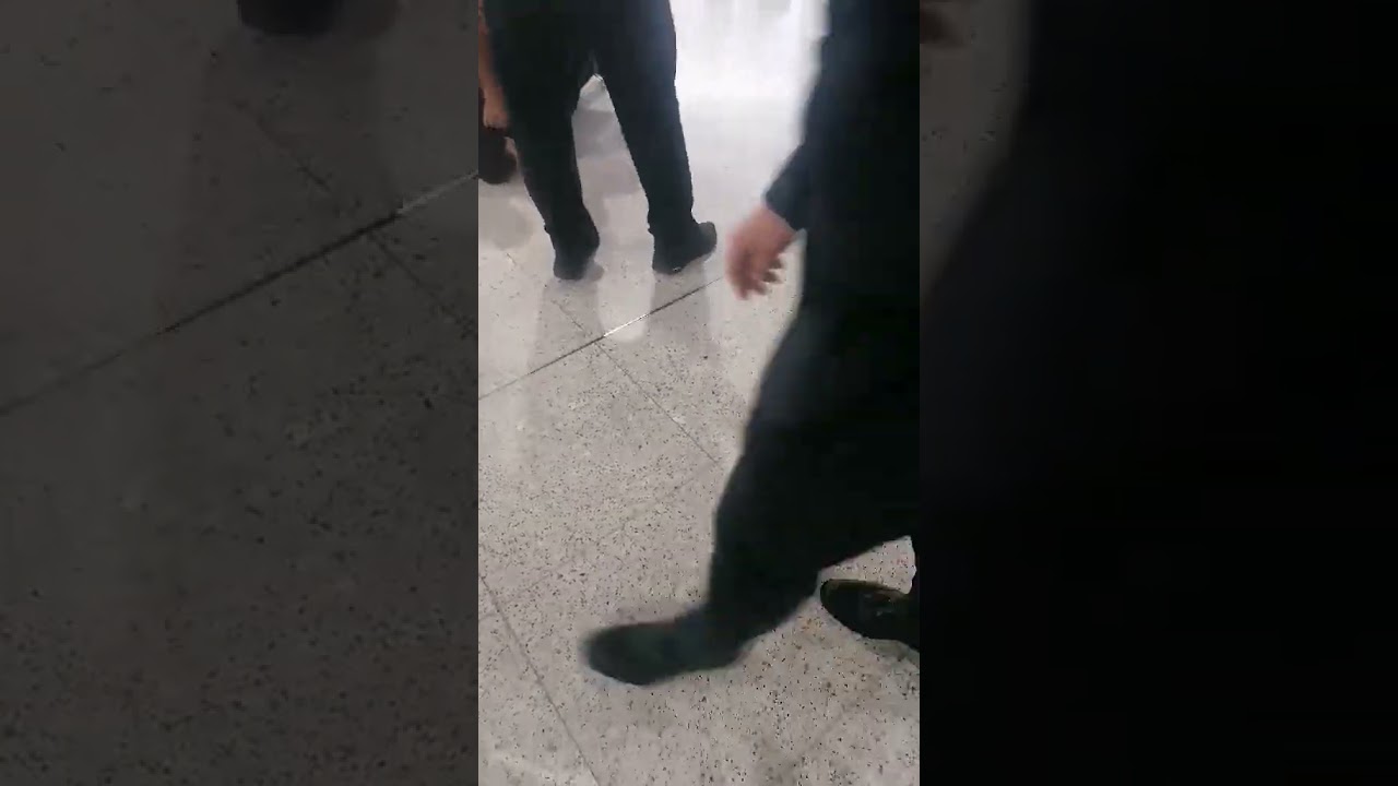 „Ich wäre fast umgekommen“: Ein Vorfall am Flughafen, als ein Mann aus dem Nahen Osten einen Passagier angriff