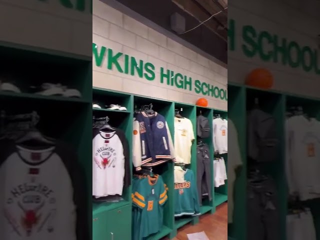 Vídeo relacionado con Stranger Things Hawkins Tigers Scratch Camiseta, Niñas, Blanco, L
