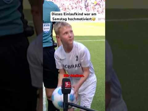 Einlaufkind wollte wohl, dass Freiburg gegen Dortmund anstößt😂  #scf #bvb #fußball #bundesliga