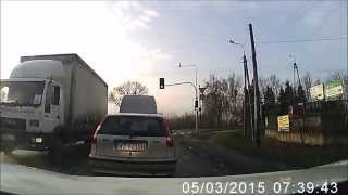preview picture of video 'ciężarówka skręca na czerwonym świetle Błonie DK92'