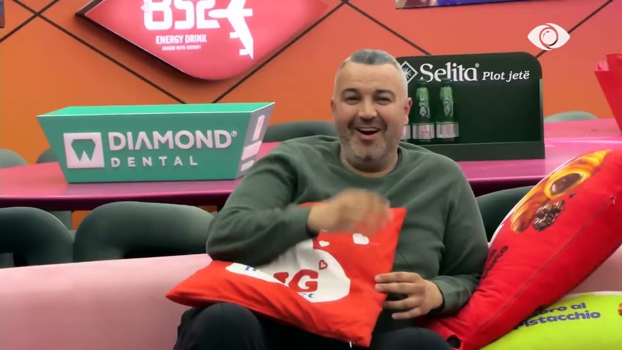 Rogerti, Miri dhe Juela ‘shpërthejnë’ së qeshuri teksa shohin imitimet nga aktorët e ‘Portokallisë’