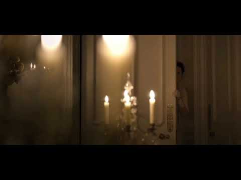 Bridgerton 1x07- Daphne finds out she's not pregnant and cries in her mother's arms