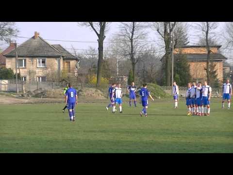 Tomasz Magiera strzela z rzutu wolnego. vs Sokół Orzesze. 29.03.2014.