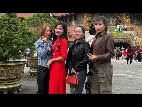 Visiting the Pagoda at the Beginning of the Year and Immersing in the Lively Boat Racing Festival