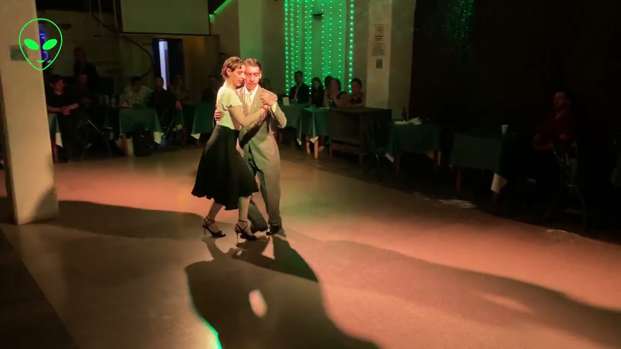 Luciano Millaqueo y Celeste Cimino - En Juernes Milonga - (1/3)