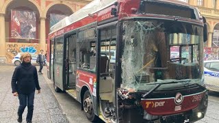 Il bus che ha colpito una colonna del portico di piazza Verdi