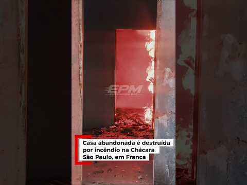 Casa abandonada é destruída por incêndio na Chácara São Paulo, em Franca