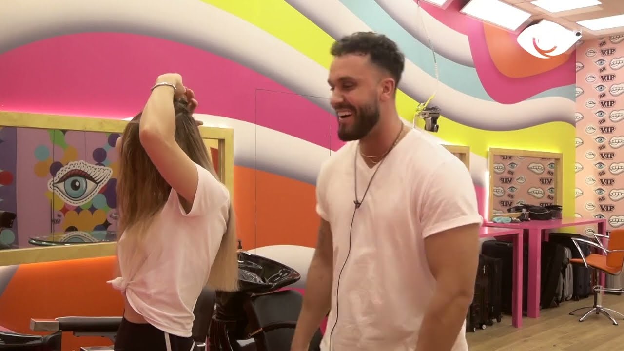 Shpati ndihmon Nitën të krehë flokët