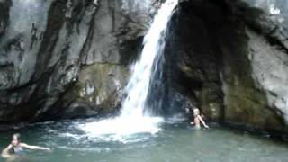preview picture of video 'Bas durft onder de ijskoude waterval van Porlezza te zwemmen!'