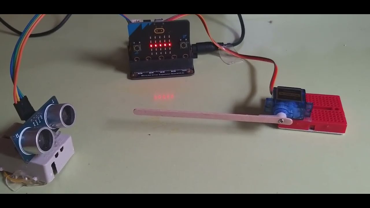 Automatic parking barrier with Microbit