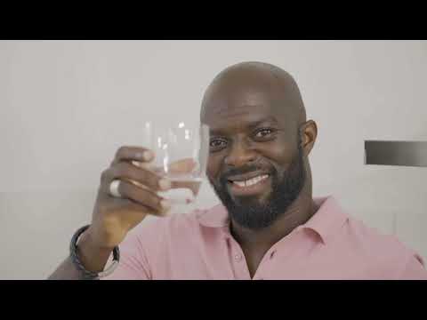 truu original water – TV- und Sportstar Hans Sarpei freut sich über reinstes, ursprüngliches Wasser.