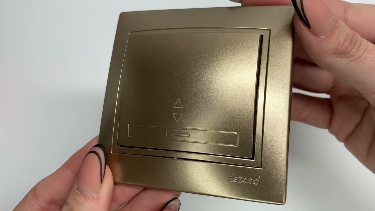 Вимикач одноклавішний прохідний MIRA світло-коричневий перламутр з вставкою 701-3131-105