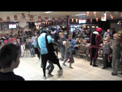 Voetbalpiet op bezoek bij het Sinterklaasfeest VV Rijsoord