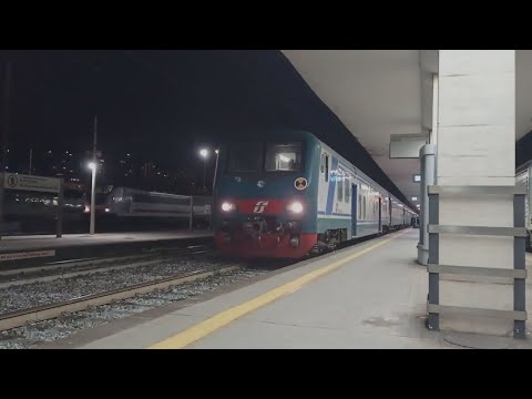 partenza di un regionale (da Paola a Napoli C.l.e) alla stazione di Salerno, più arrivo di un IC.
