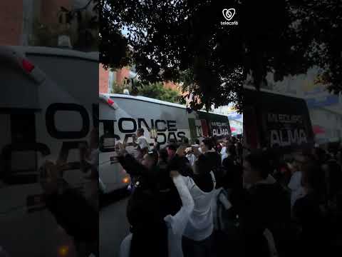 "Recibimiento con pasión: la hinchada del Once Caldas acompaña la llegada del equipo al Palogrande" Barra: Holocausto Norte &bull; Club: Once Caldas