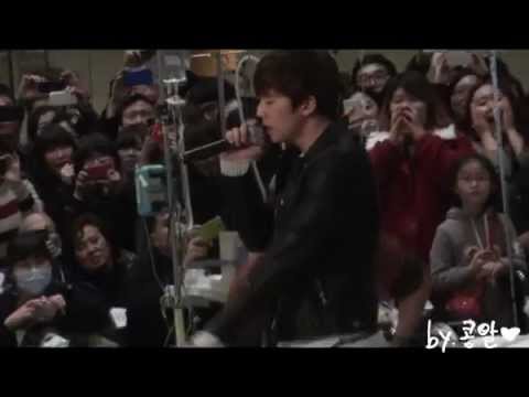 [FANCAM] 111227 Charity concert at Samsung Medical Center - Hands up [Wooyoung]-2