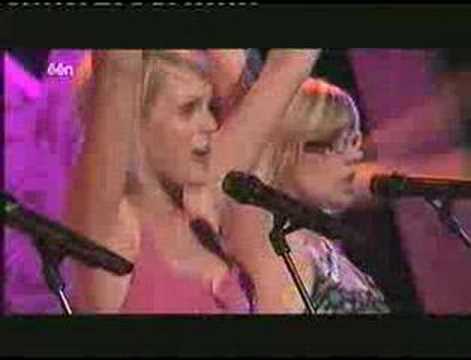 'Pull Shapes' live by the Pipettes