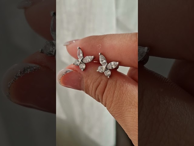 Vídeo relacionado con Adramata Pendientes de Plata 925 Hipoalergénicos Mariposa y Flor Corazón Pequeño Lindos para Niña y Mujer