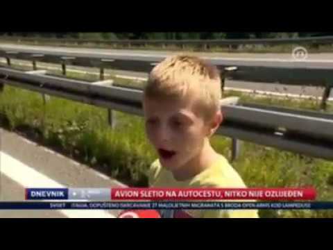 Bas mi je unisten dan - Avion sletio na autocestu