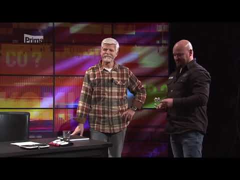 Prezident Petr Pavel hraje šipky s Karlem Sedláčkem