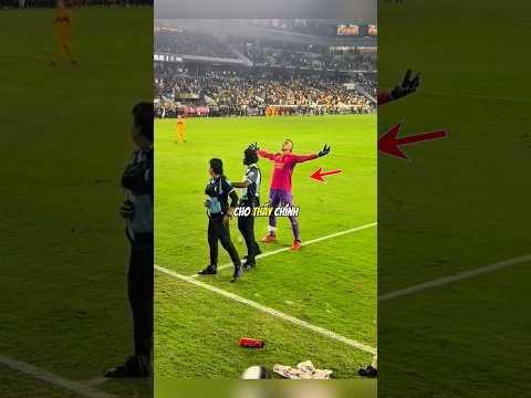 Anh chàng này đã cho mọi người thấy rằng tại sao anh lại là một thủ môn đích thực 😮