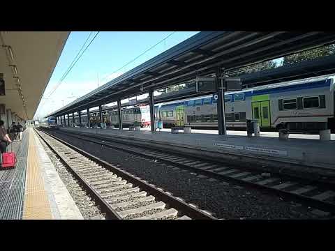 E655-510 con doppia di D245 e tre carrozze Medie Distanza a Pisa Centrale