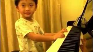 Смотреть онлайн Маленький мальчик классно играет на пианино