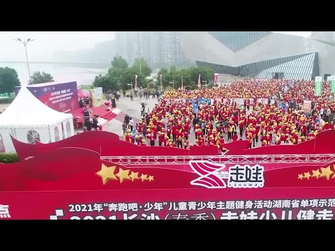 5.000 pares de pais e filhos correm ao longo das margens do rio Xiangjiang, na cidade de Changsha, província de Hunan