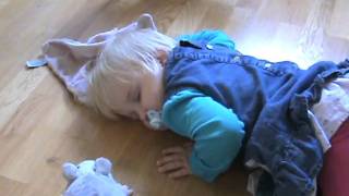 Elina sover på golvet