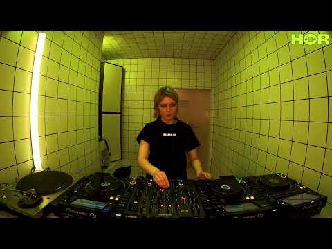 Justine Perry / December 30 / 6pm-7pm