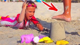 Что ПРОИЗОШЛО на МОРЕ? Аминка и Камиль РЕШИЛИ ПОДЕЛИТЬ ПЛЯЖ? Видео для Детей