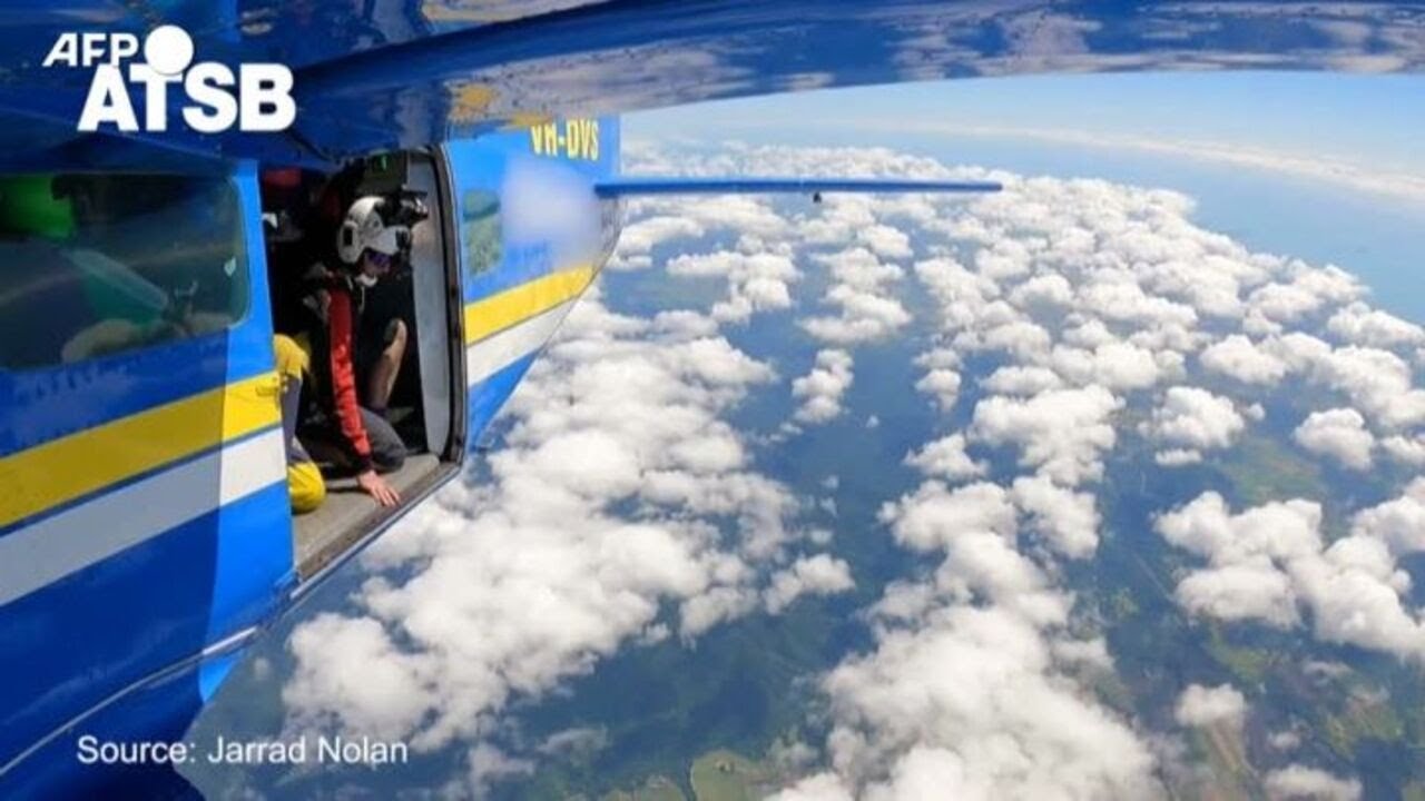 Australia, salvo per miracolo un paracadutista impigliato sull'aereo