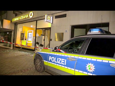 [GELDAUTOMAT IN HEILIGENHAUS GESPRENGT] - Bank durch Explosion zerstört | Täterfahrzeug aufgefunden