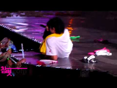 [FANCAM] #115 Yoseob fell ? @ Welcome Back to BEAST Airline 110218-19