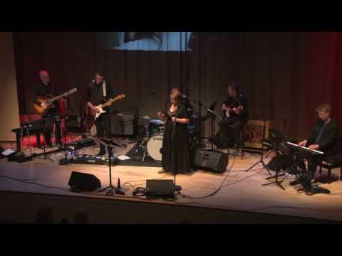 Margrét Eir syngur lög Lindu Ronstadt "Dark end of the street"