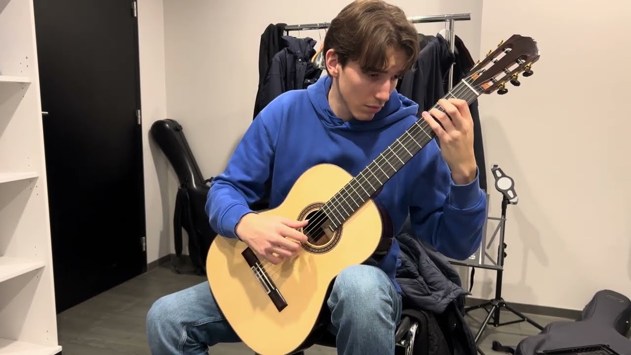 Virgile Barthe tries Soroka Double Top Guitar in Paris