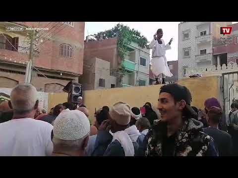 مزارع يتسلق سور المسجد ليتمايل مع المديح في احتفال مولد شبل الأسود