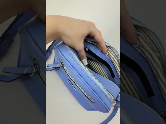 Vídeo relacionado con Bolso de Polipiel Stranger Things con Diseño Retro | Bandolera Juvenil Oficial con Compartimentos y Cremallera