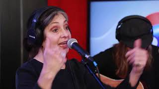 Catherine Ringer chante &quot;C&#39;est comme ça&quot; des Rita Mitsouko dans les studios de RFM