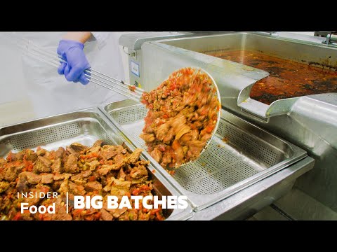 法國廚師如何每年烹製 390 萬份醫院餐 | Big Batches | Insider Food (How French Chefs Cook 3.9 Million Hospital Meals Every Year | Big Batches | Insider Food)