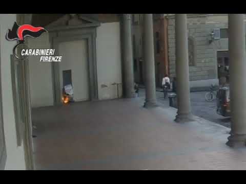 Dà fuoco al giaciglio di un senzatetto a Firenze