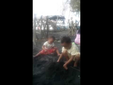 alif ma atifa lagi maen di pantai