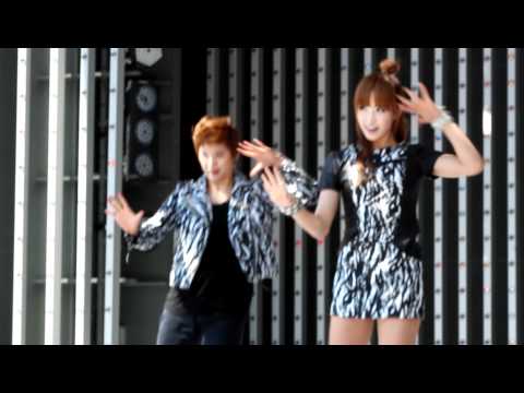110911 f(x) Victoria and Amber- Hot Summer