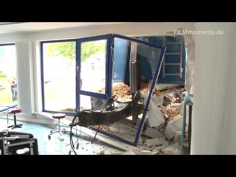 LKW Anhänger kracht in Firmengebäude in Zell am Harmersbach