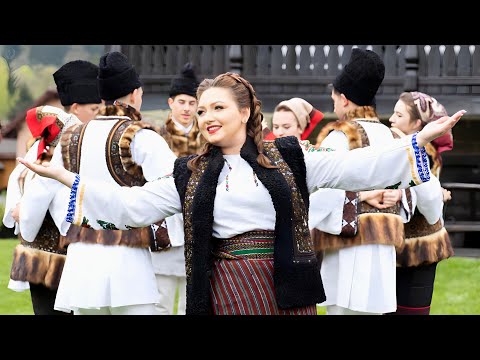 Ana Maria Velecico & Formatia Aktual - Uite acolo stau Hutanii