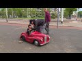 De rode trapauto is even terug bij Diergaarde Blijdorp