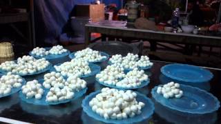 STREET FOOD dessert in Vietnam. Che on a cold night in BAC HA 2014.